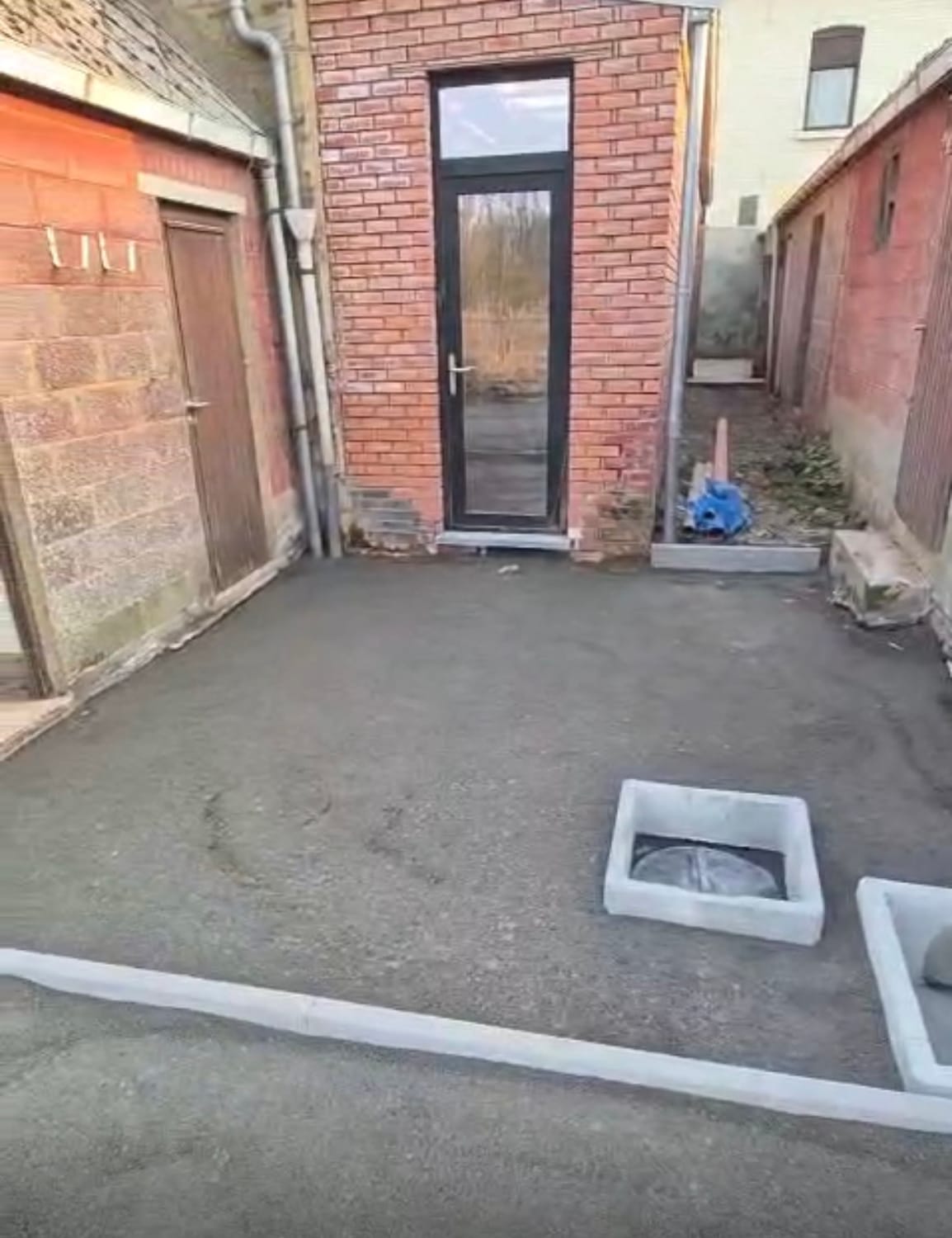 Zowie — Pendant travaux · Annexe extérieure