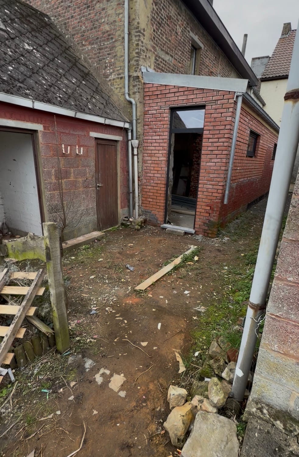 Zowie — Pendant travaux · Annexe extérieure