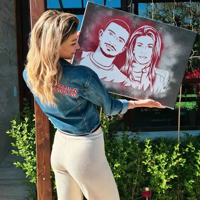 Cliente con su retrato de purpurina