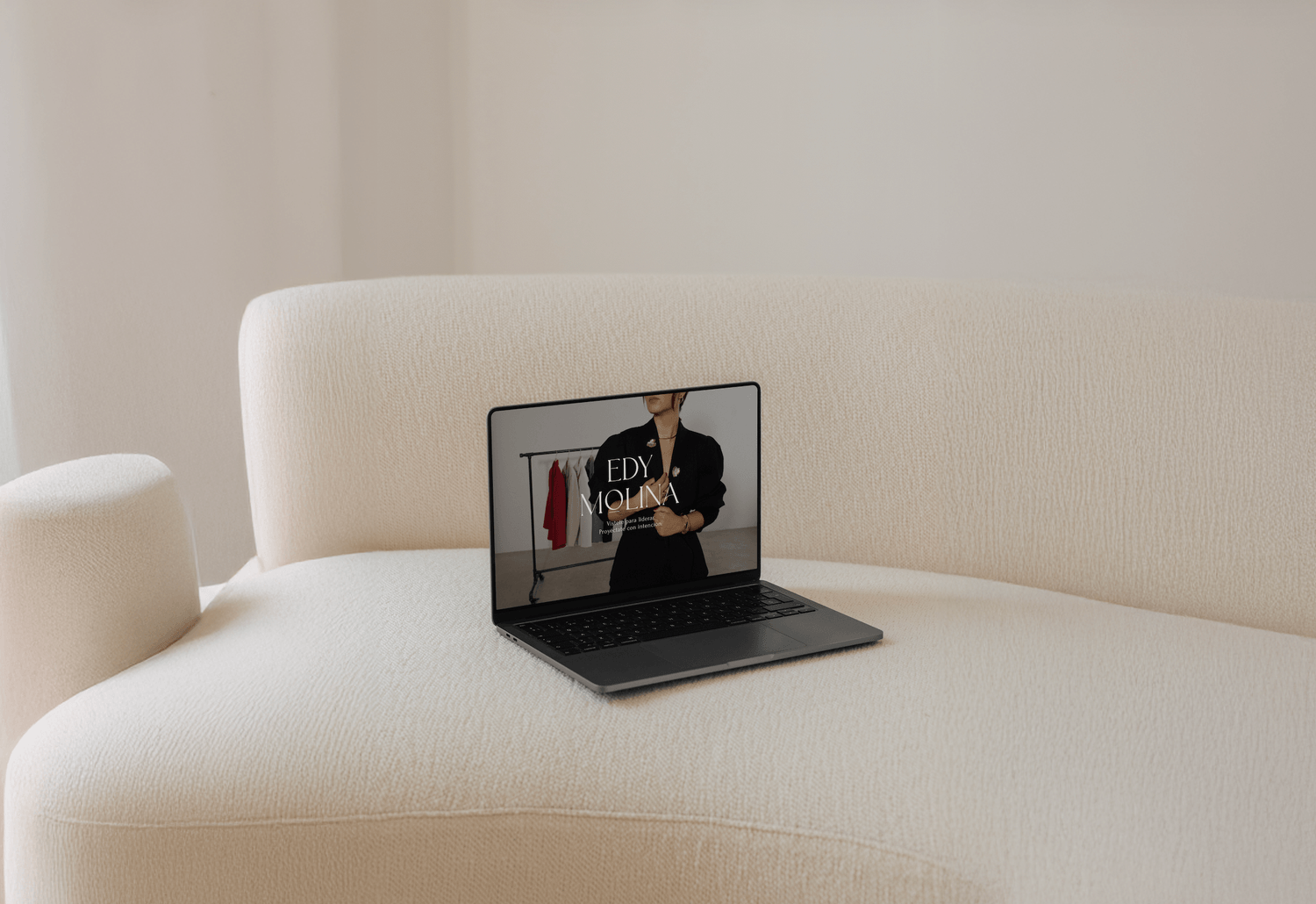 Edy Molina trabajando