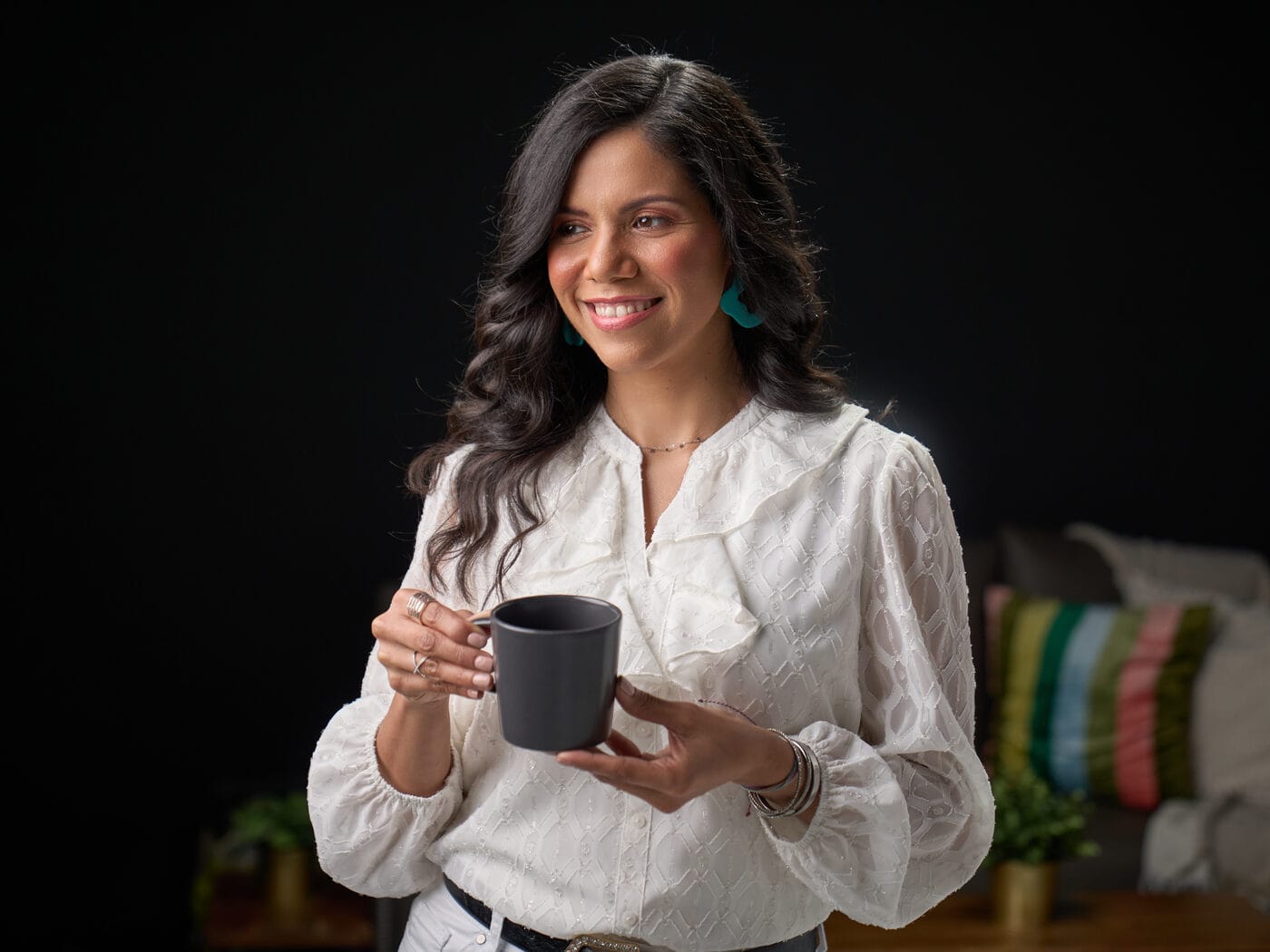 Yolanda con una taza en las manos, en un ambiente cálido