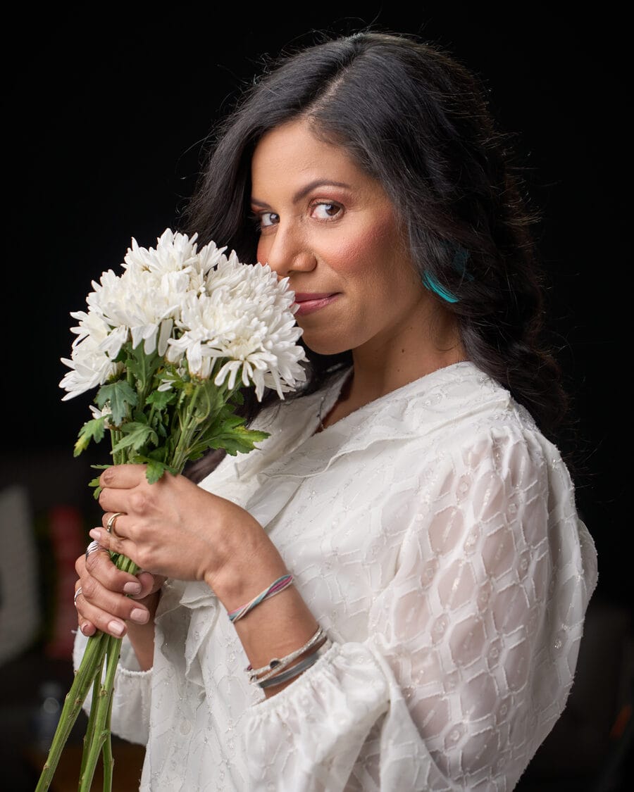 Yolanda Rentas con un ramo de flores blancas