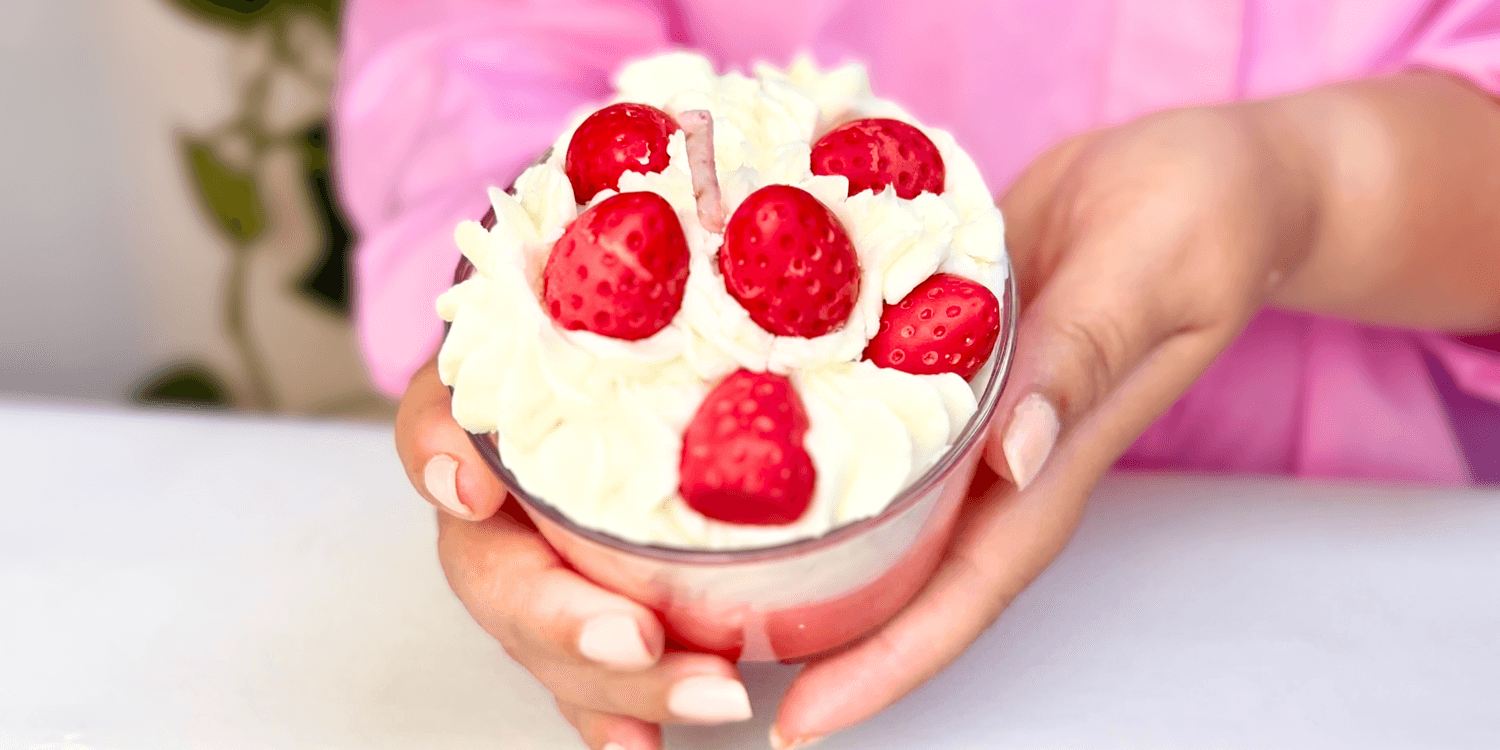 Vela tipo postre decorada con fresas de cera