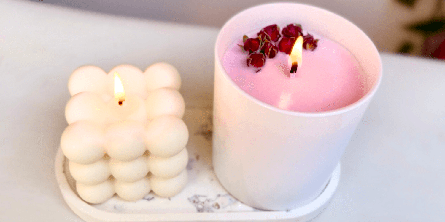 Dos velas del curso: una de molde con forma de burbujas y otra en recipiente