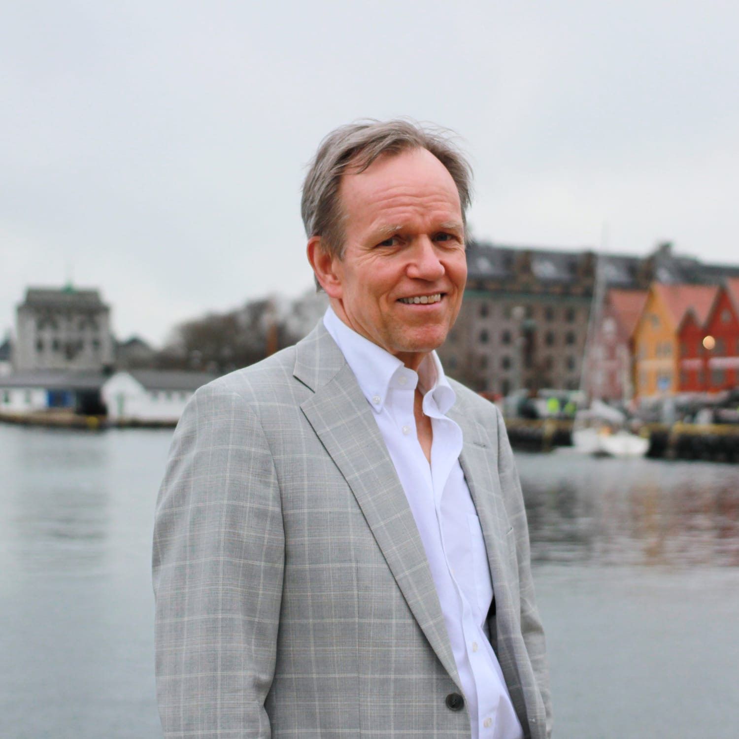 August Kjerland. Portrait of an entrepreneurship lecturer and business advisor by the waterfront.
