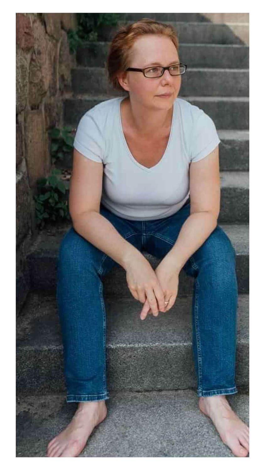 Martina-Marie-Komm-sitzt-auf-Treppe