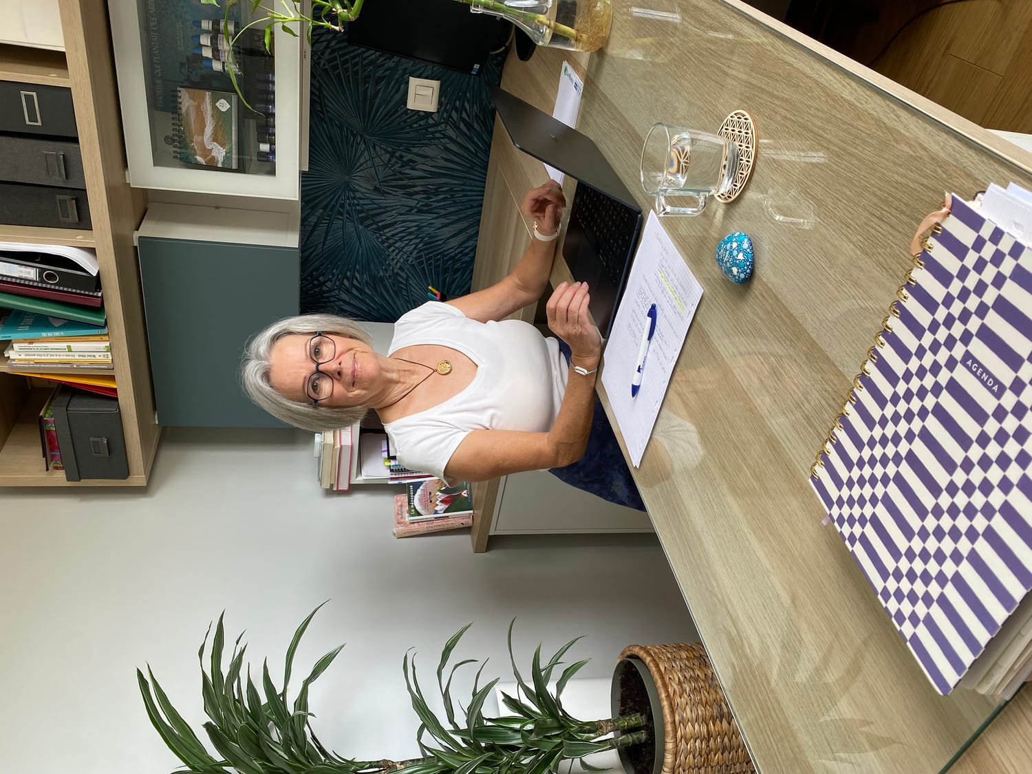 Maryse Landrodie, naturopathe, à son bureau