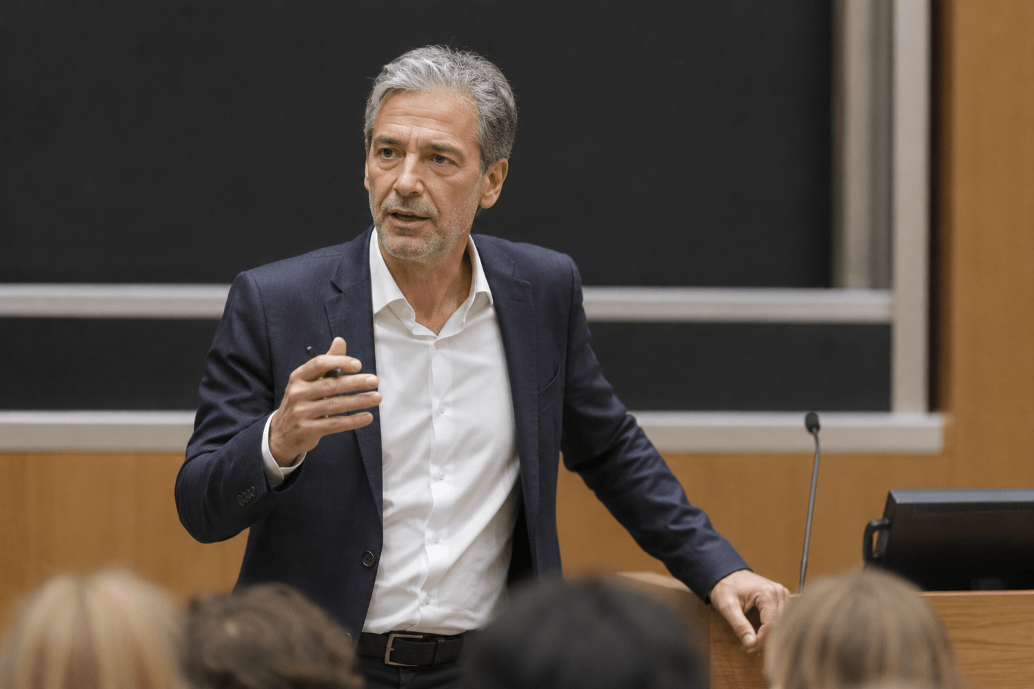 Chercheur qui donne une conférence