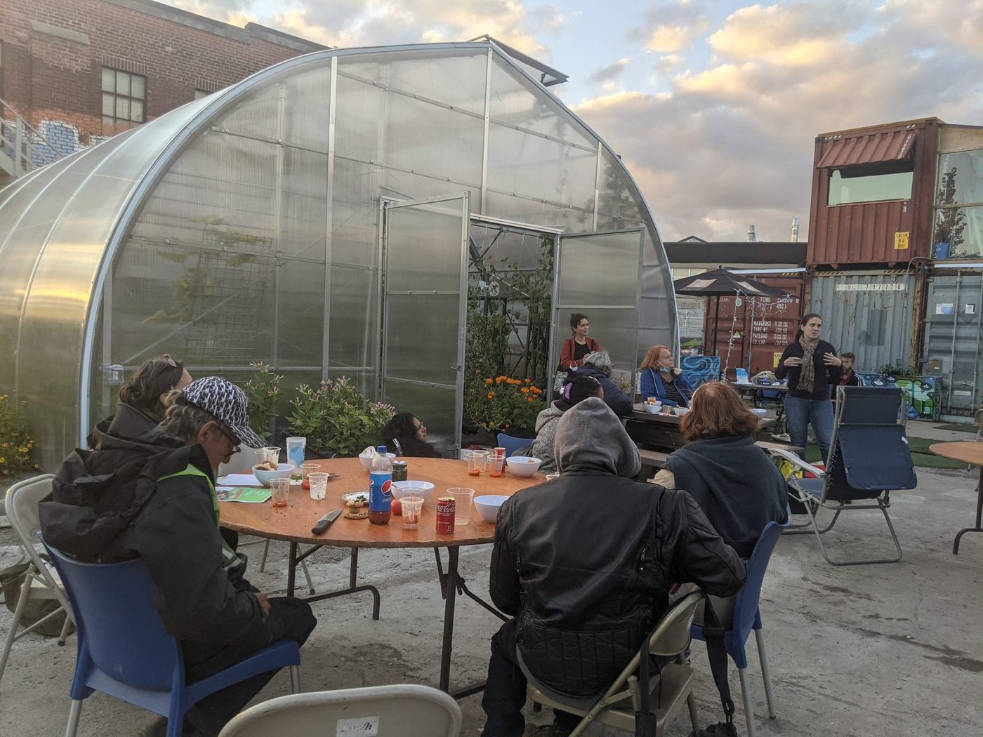 Repas partagé devant la serre de la Fermette