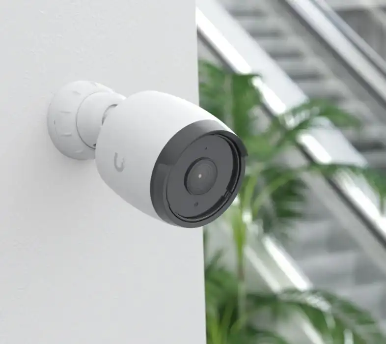 Caméra de vidéosurveillance fixée sur un mur