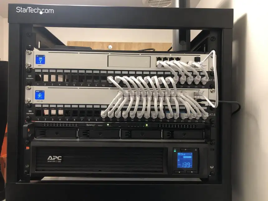 Baie réseau avec switches, panneaux de brassage Cat.6, NAS et onduleur