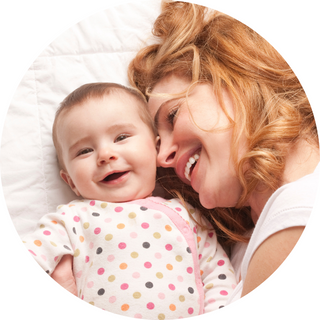 maman souriante avec bébé