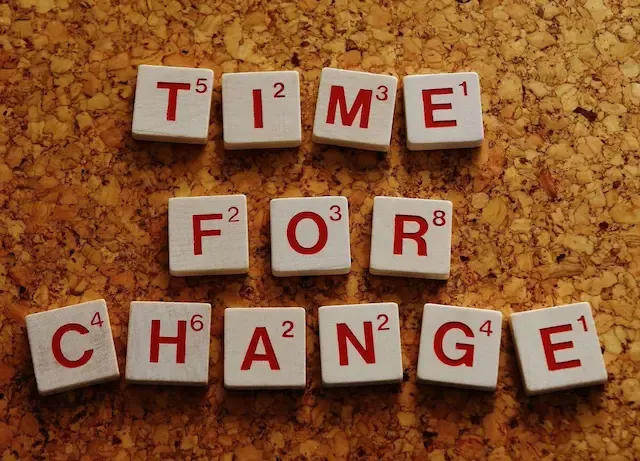 Imagen de cubos con la frase TIME FOR CHACE, para ilustrar el video "Del hacer al ser".
