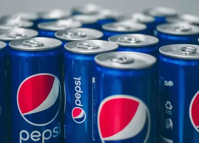 Imagen de latas de Pepsicola para ilustrar el artículo "Engagement para la sostenibilidad"