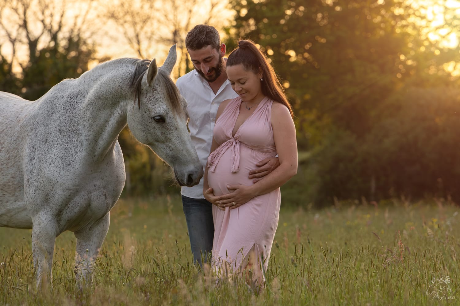 Couple et cheval blanc