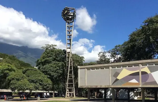 Imagen de la plaza del reloj de la Universidad Central de Venezuela