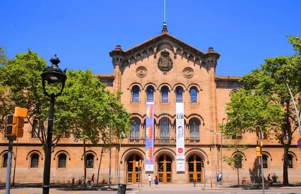 Imagen de la fachada de la Universitat de Barcelona, España
