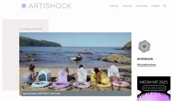 Arishock: imagen de varias chicas frente a una bahía caribeña