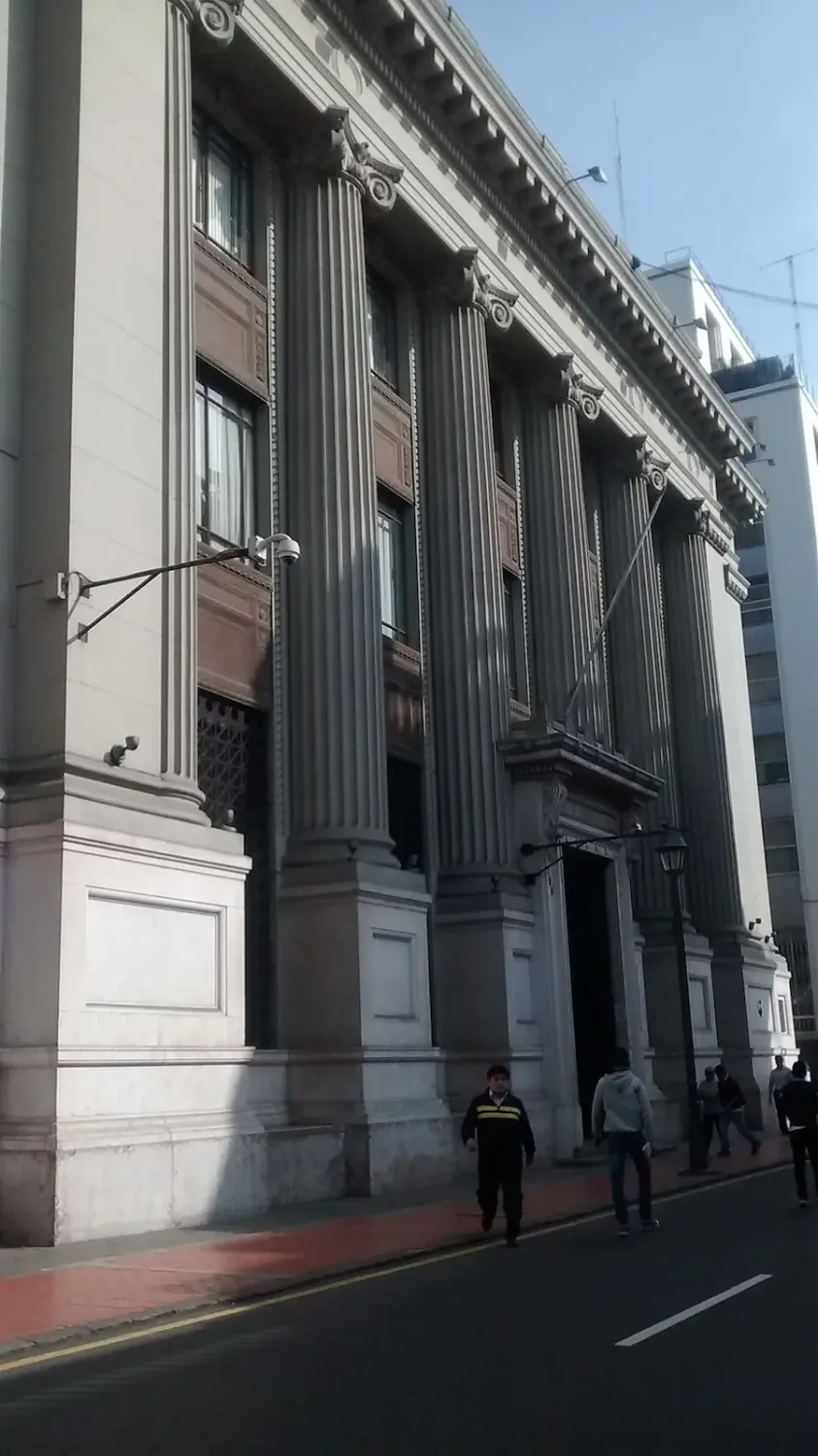 Fachada de un hermoso banco y antiguo banco