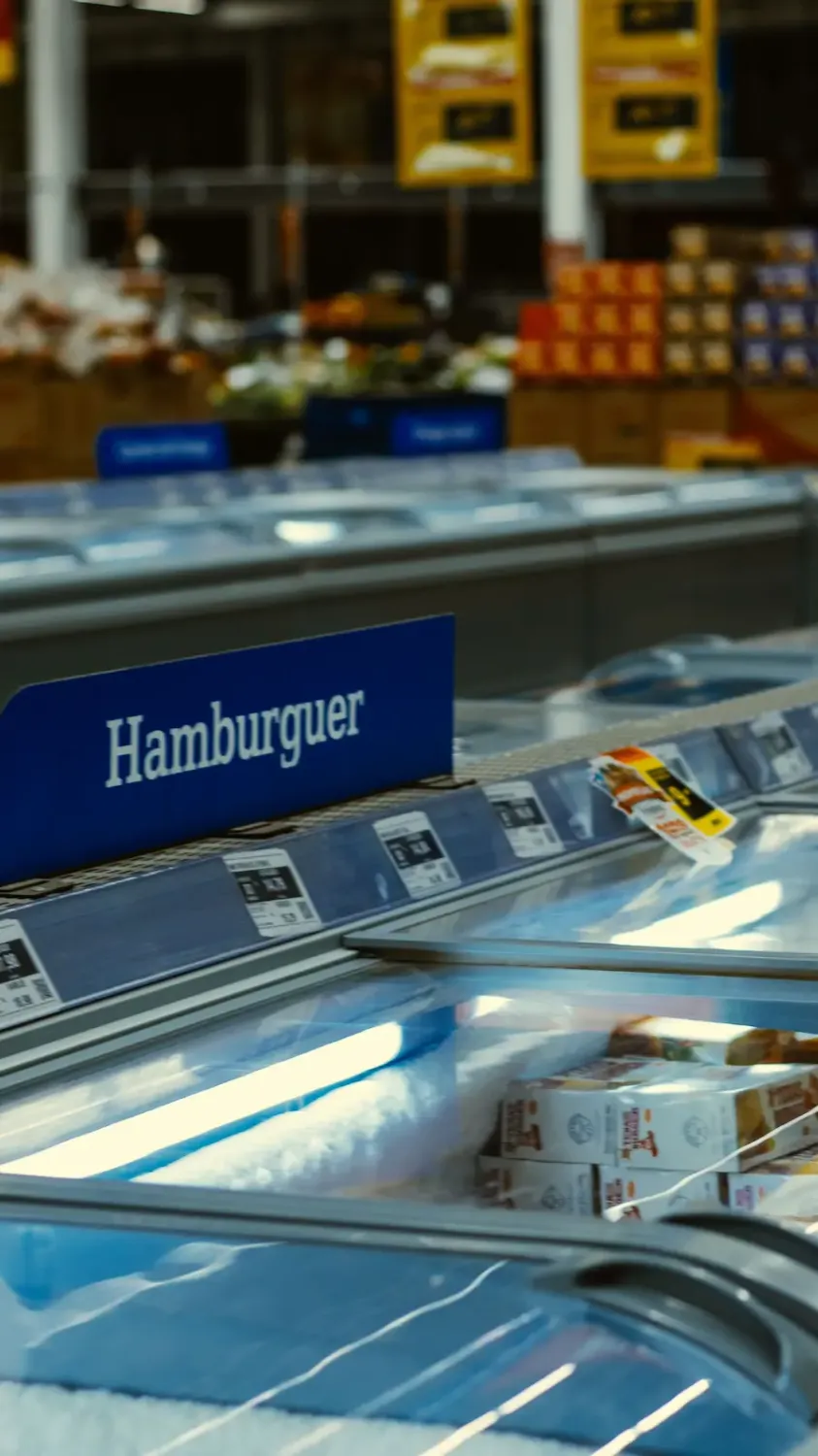 Vista de productos de consumo masivo en un automercado