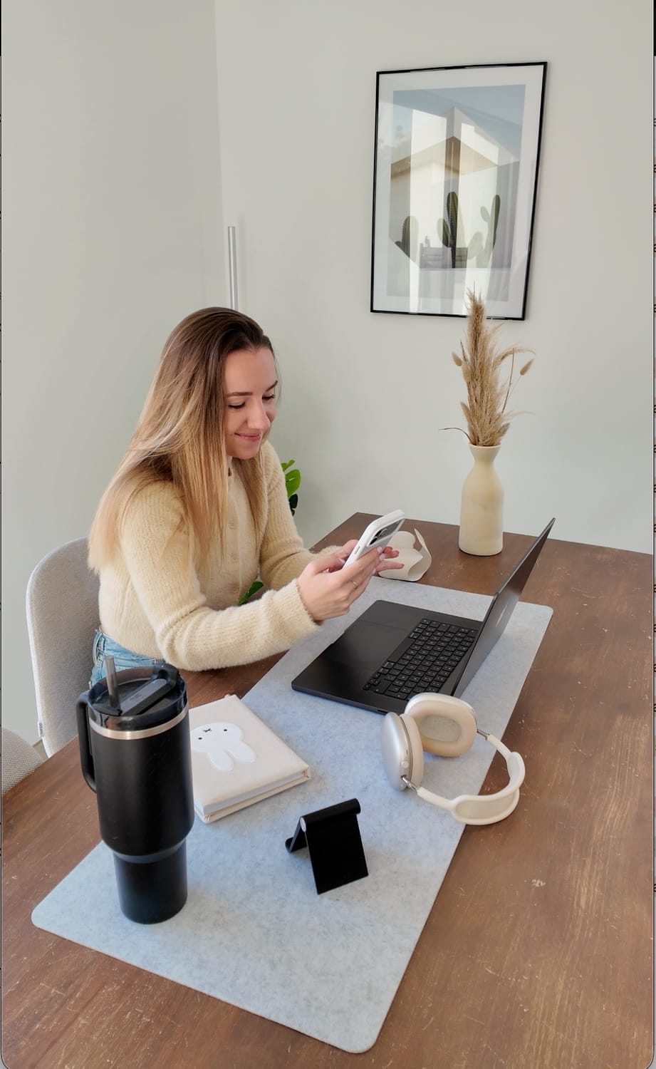 elsa qui est sur son téléphone