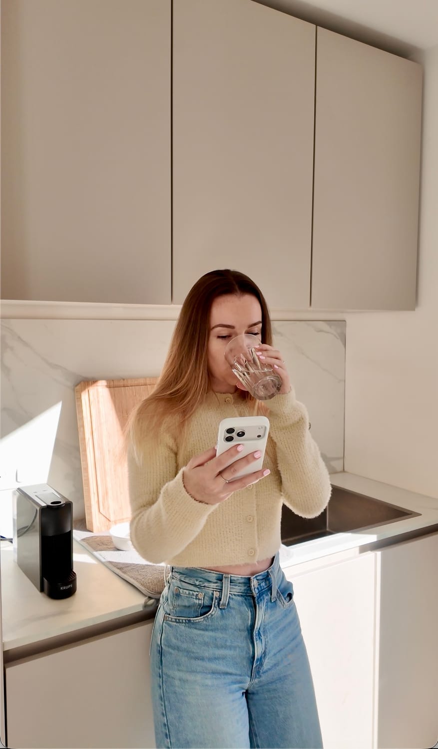 elsa qui regarde son téléphone sur une table