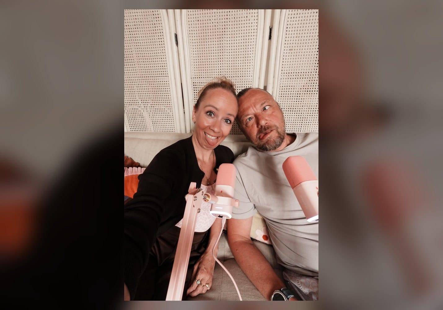 Tamara en Stanley tijdens een grappige podcastopname