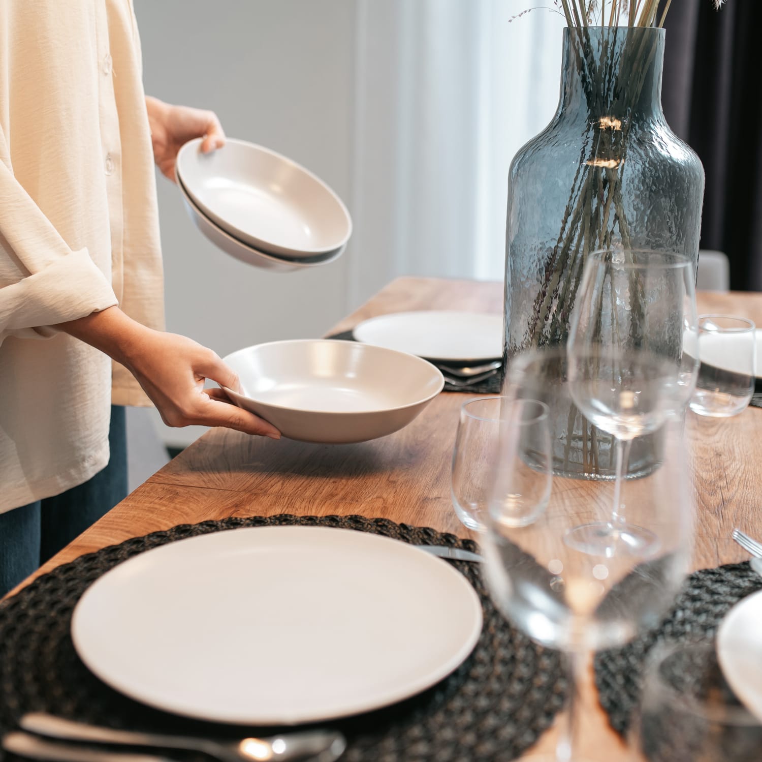 Femme dressant une table à manger