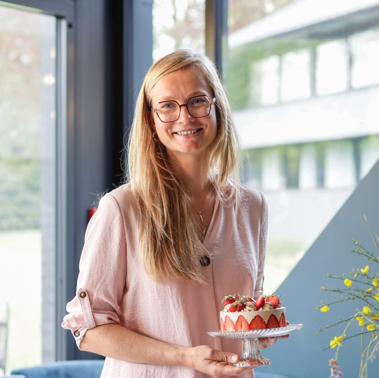 Mathilde, pâtissière, présentant un dessert sain et gourmand