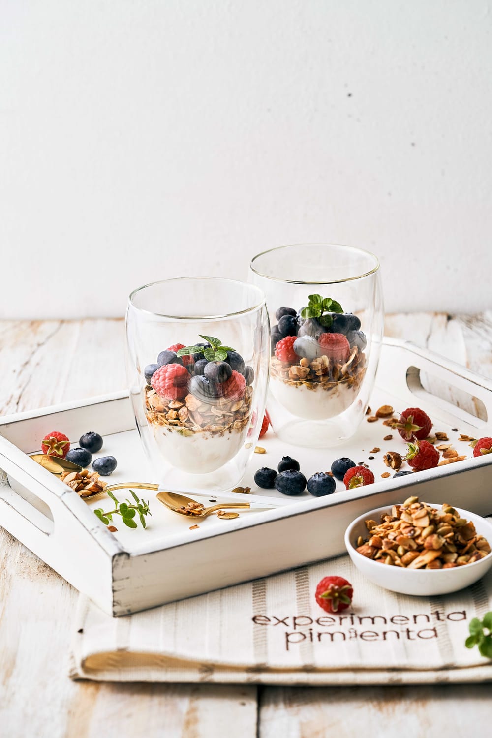 Vasos de yogur con granola y frutos rojos