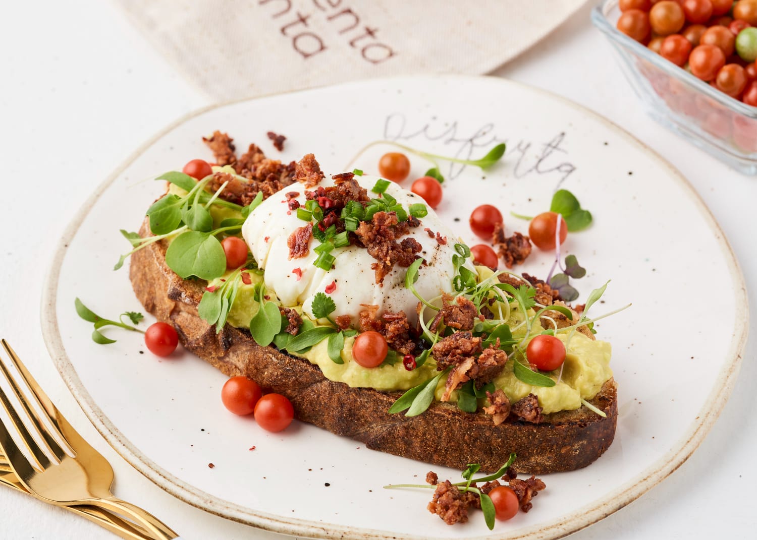 Tostada con aguacate, huevo y tomates