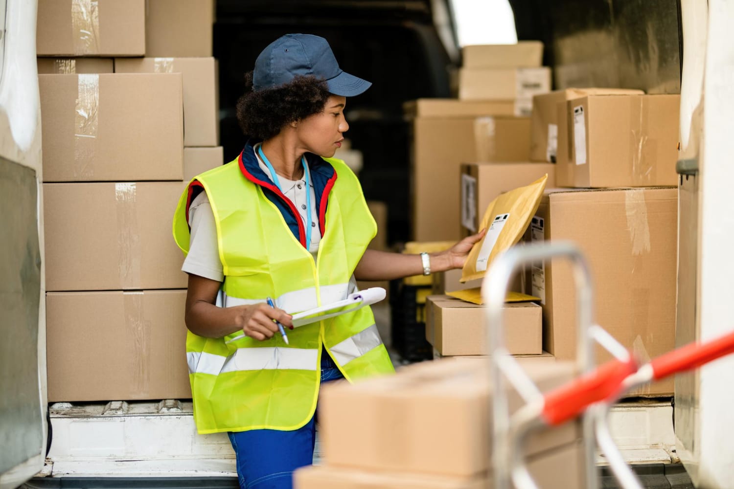 Agent logistique en poste