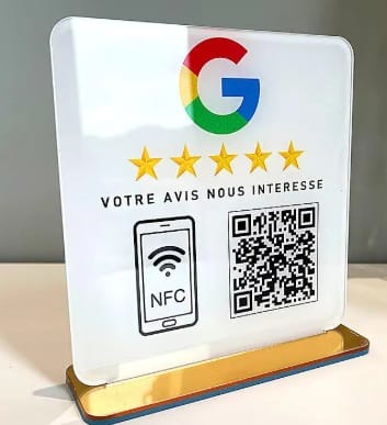 Plaquette GestionAvis avec NFC, posée sur un comptoir