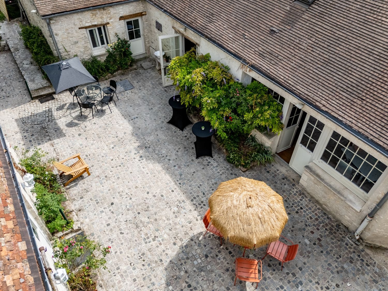 La cour ombragée de L'Auberge-Chaâlis