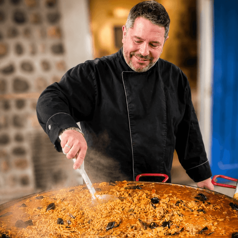 Christian Manzano, chef à domicile, prépare une paella pour une réception
