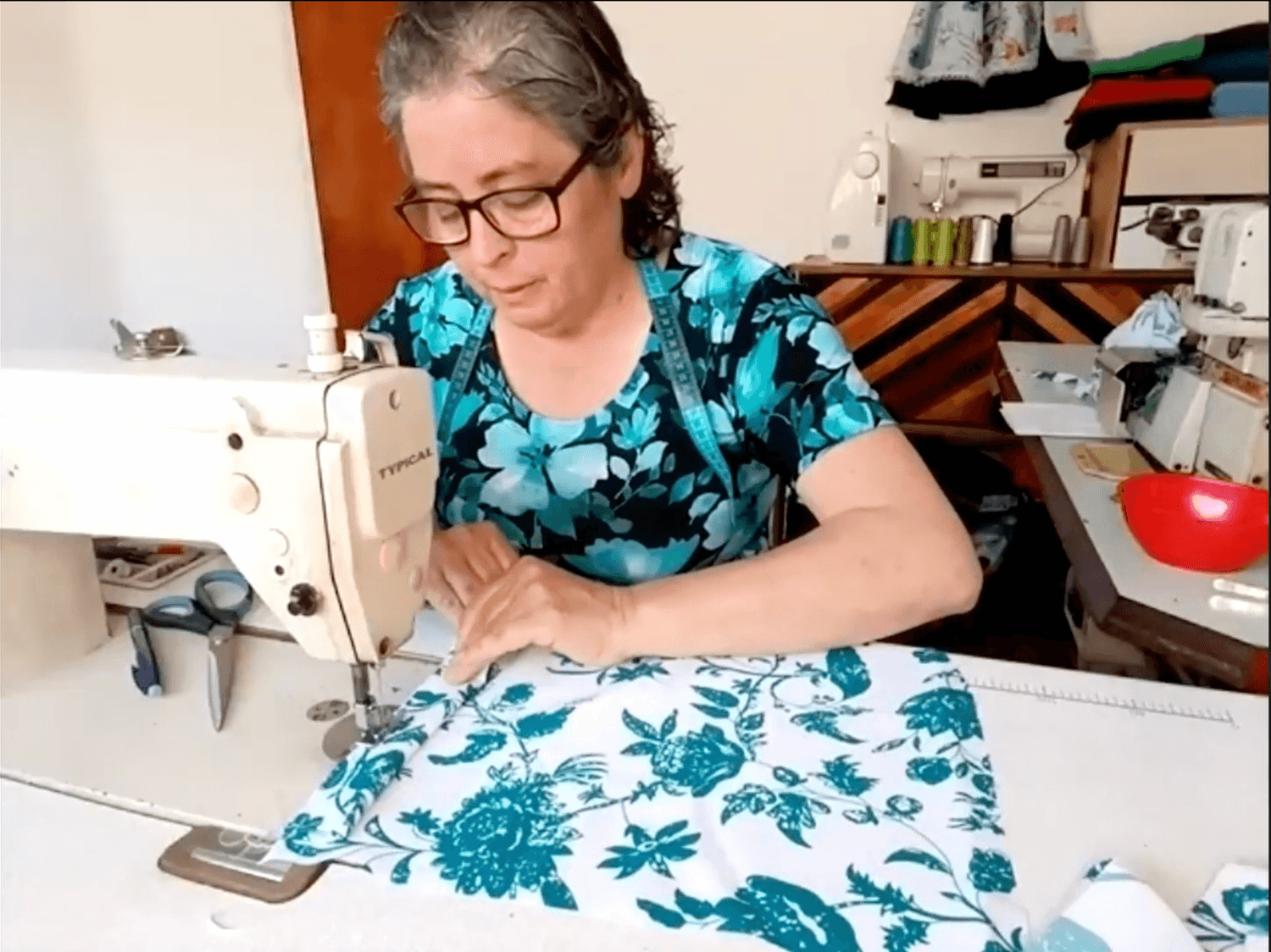 Nora en su curso de mascarillas