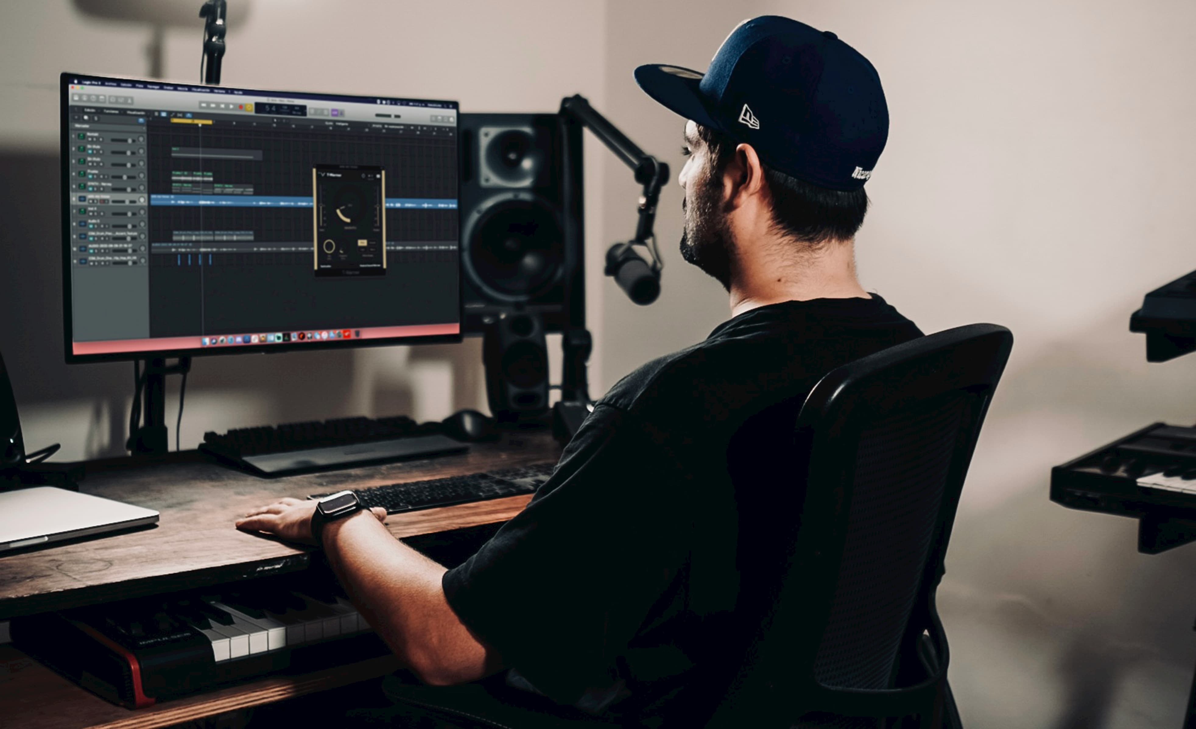 mężczyzna w studiu produkcji muzycznej