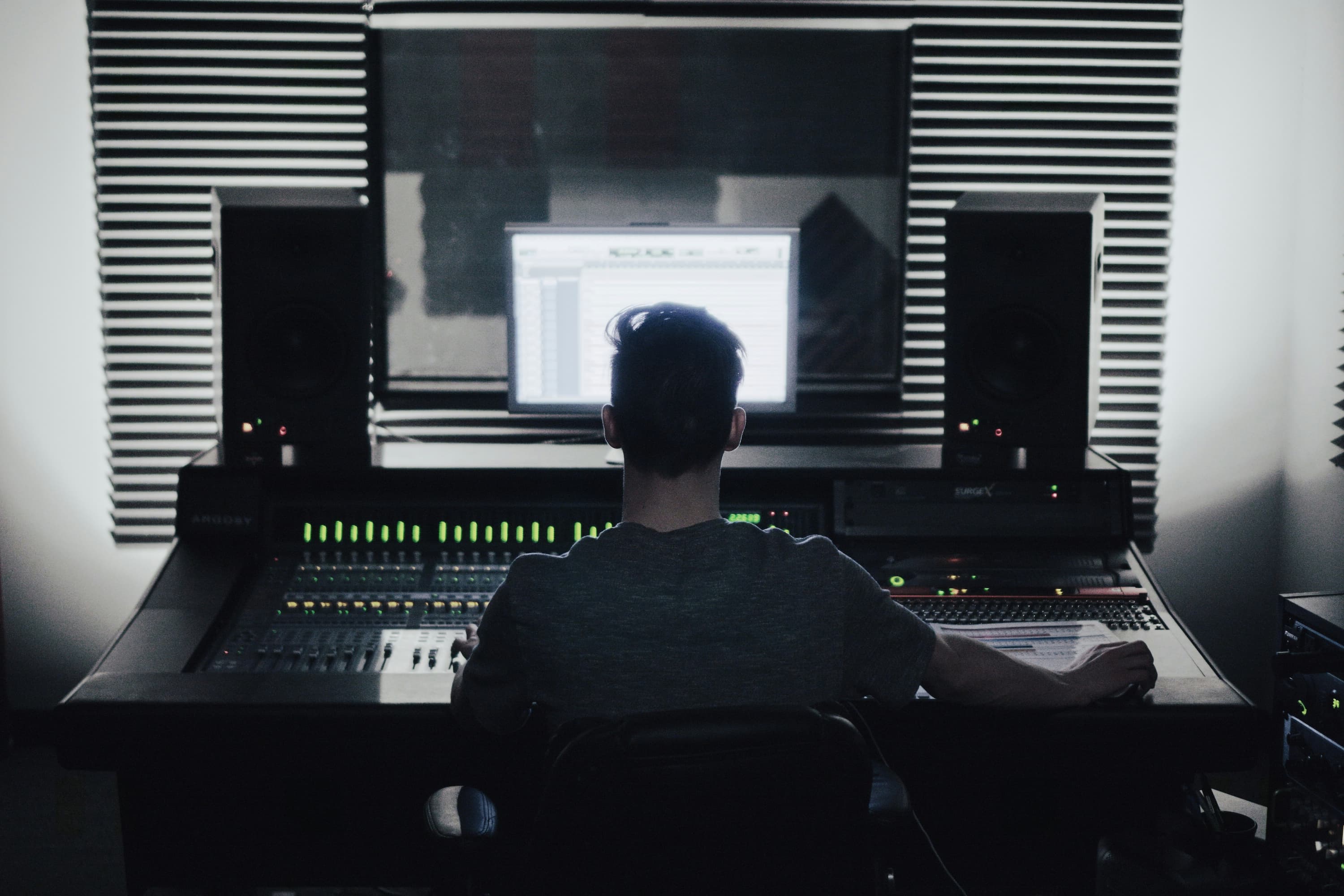 producent w studio muzycznym miksujący swój utwór
