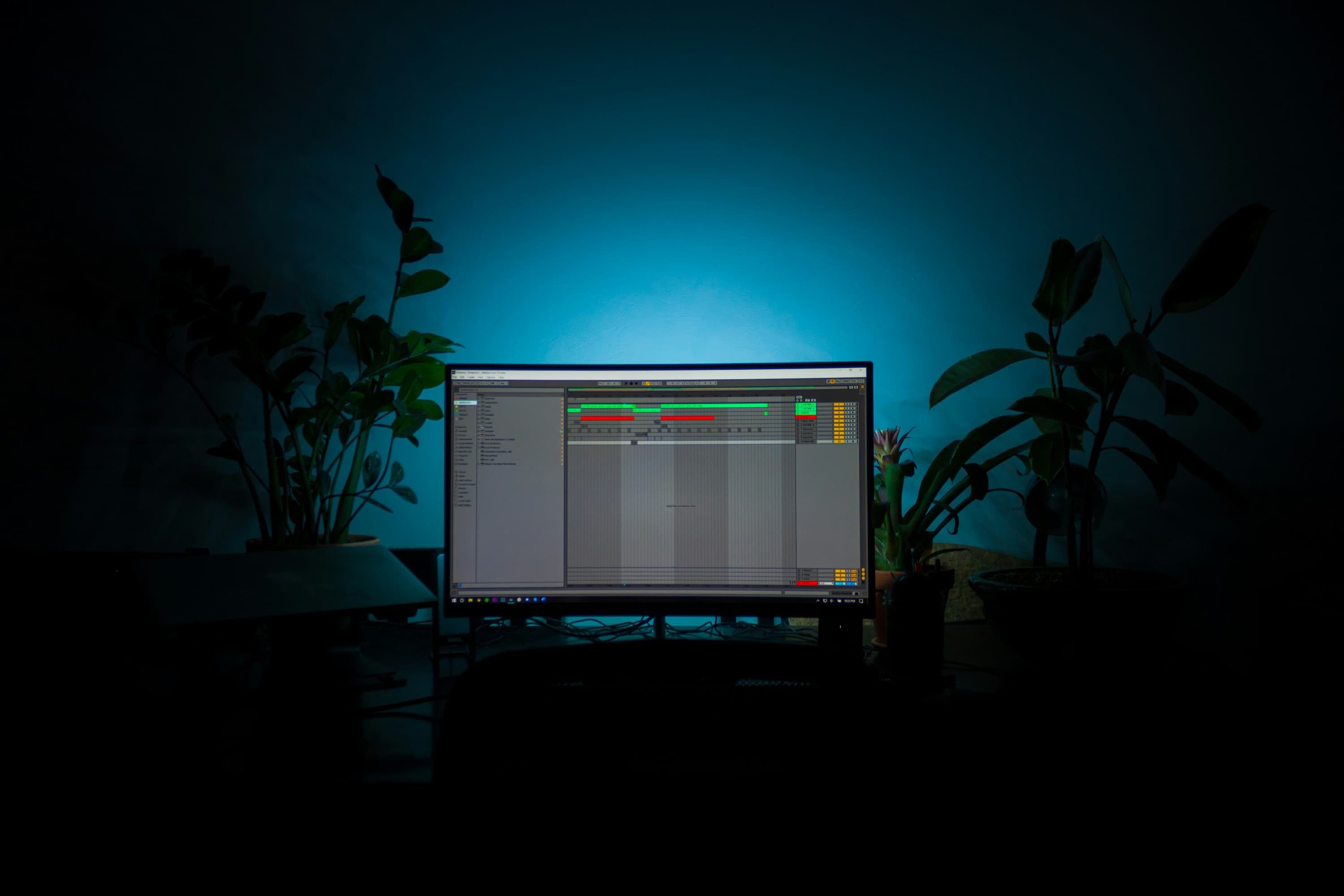 monitor na którym wyświetlany jest program do produkcji muzycznej Ableton Live