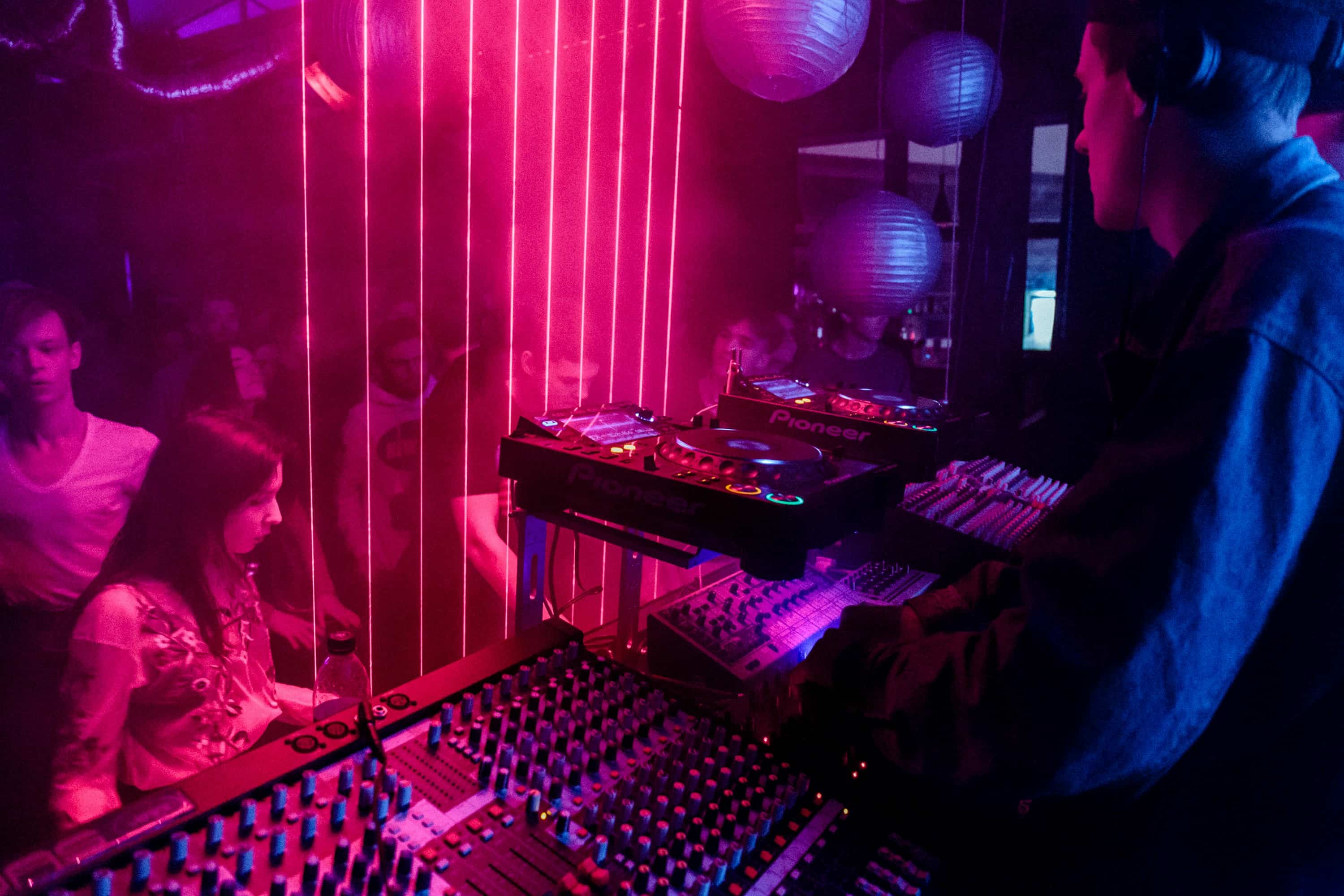 dj grający na imprezie techno