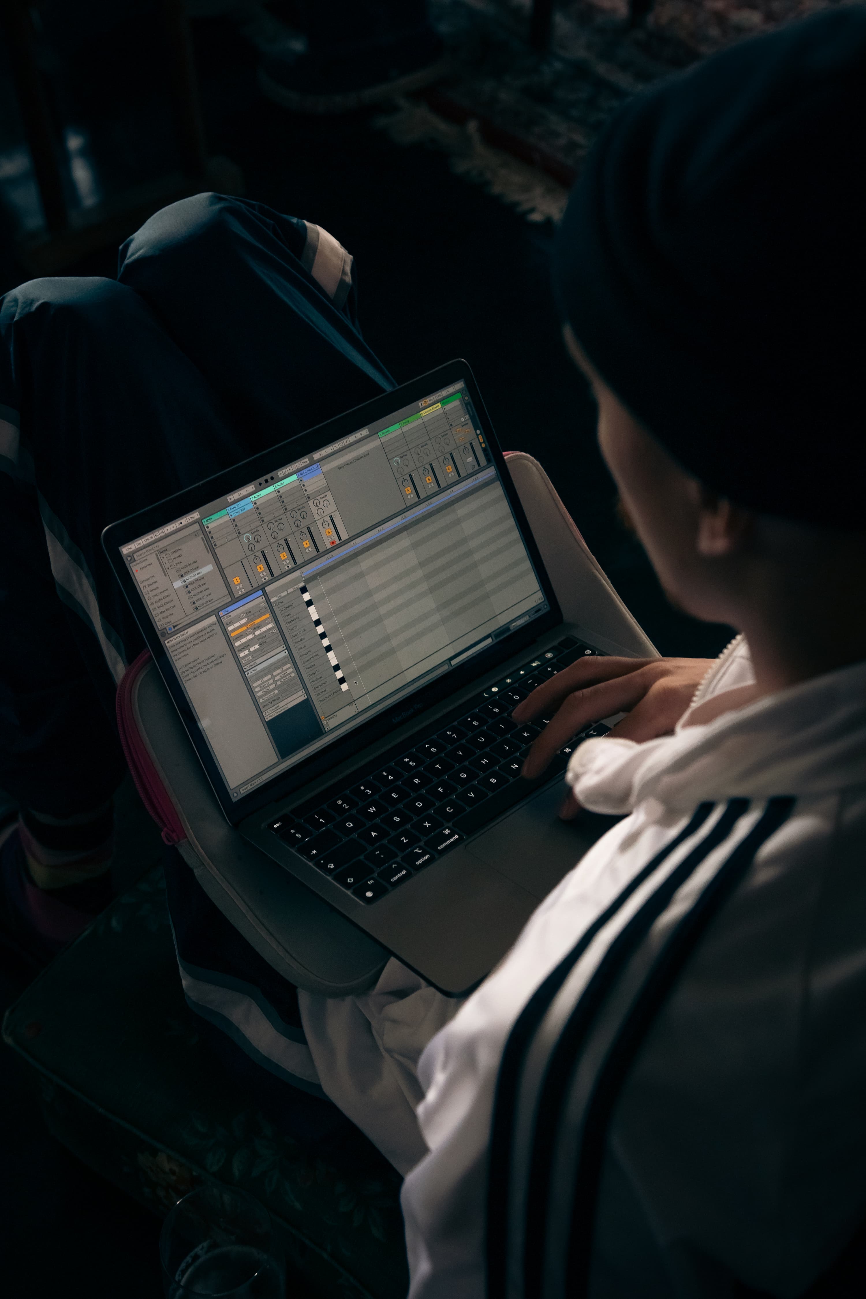 producent podczas pracy w programie Ableton Live