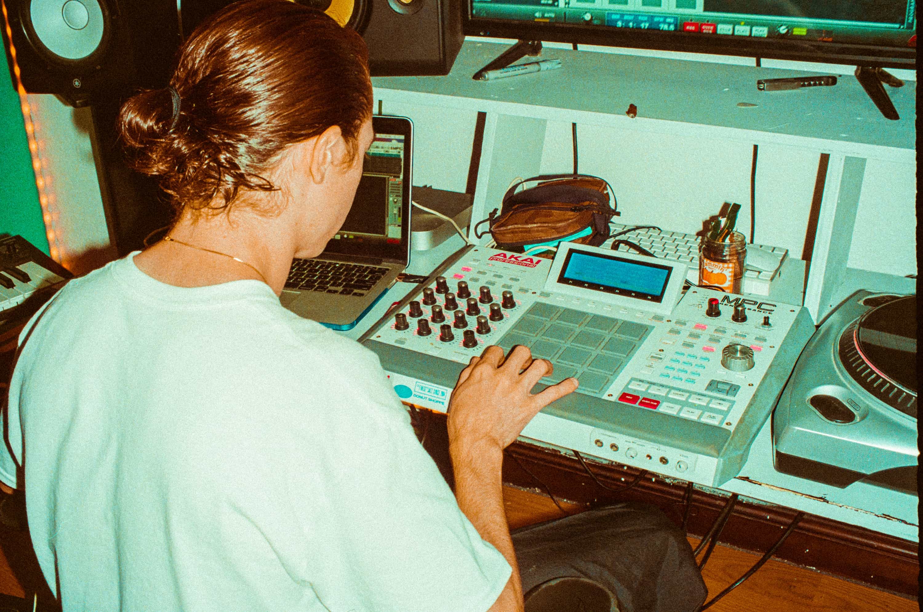 producent podczas pracy z samplerem AKAI MPC