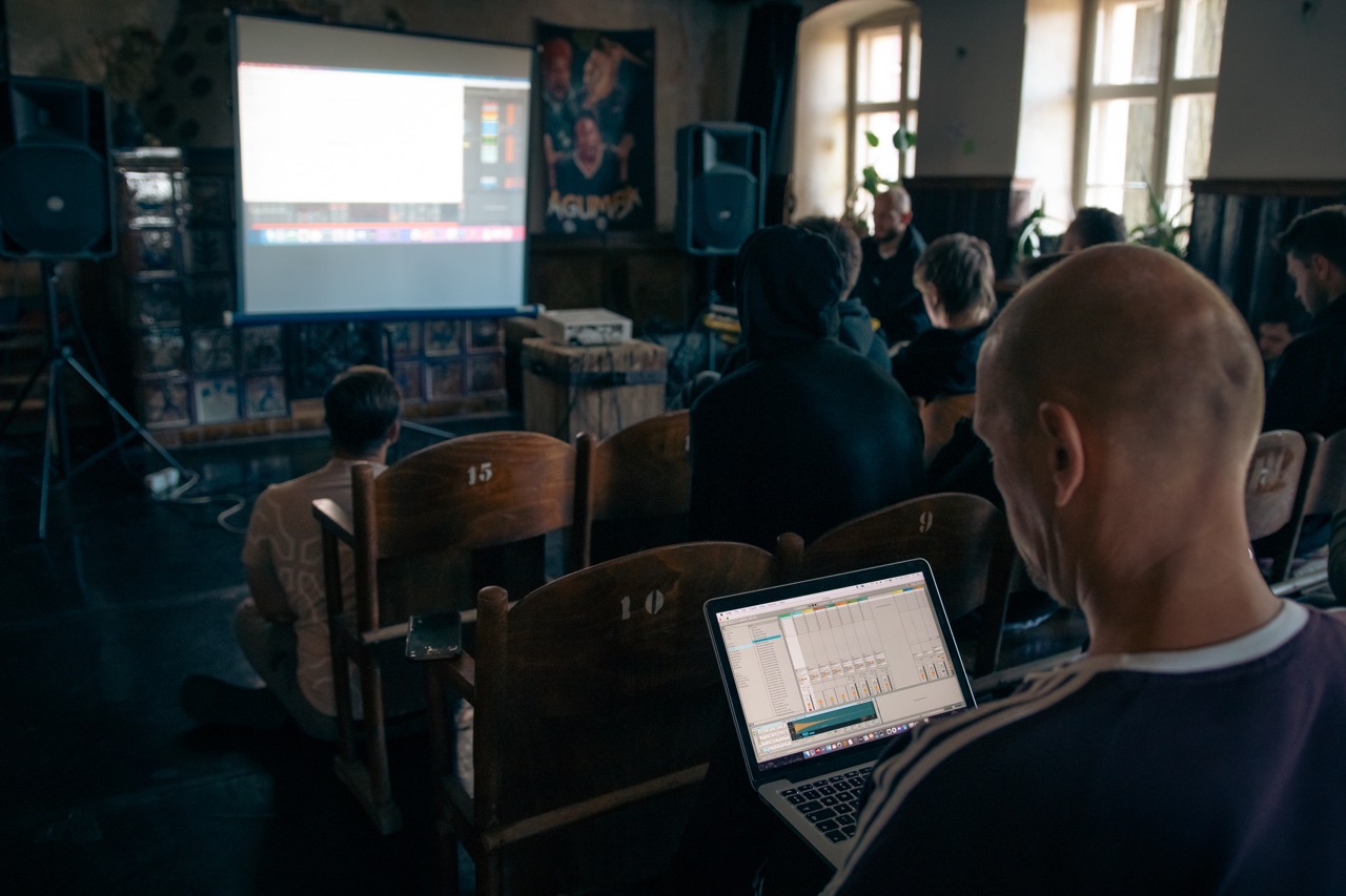 producent podczas pracy z Ableton Live
