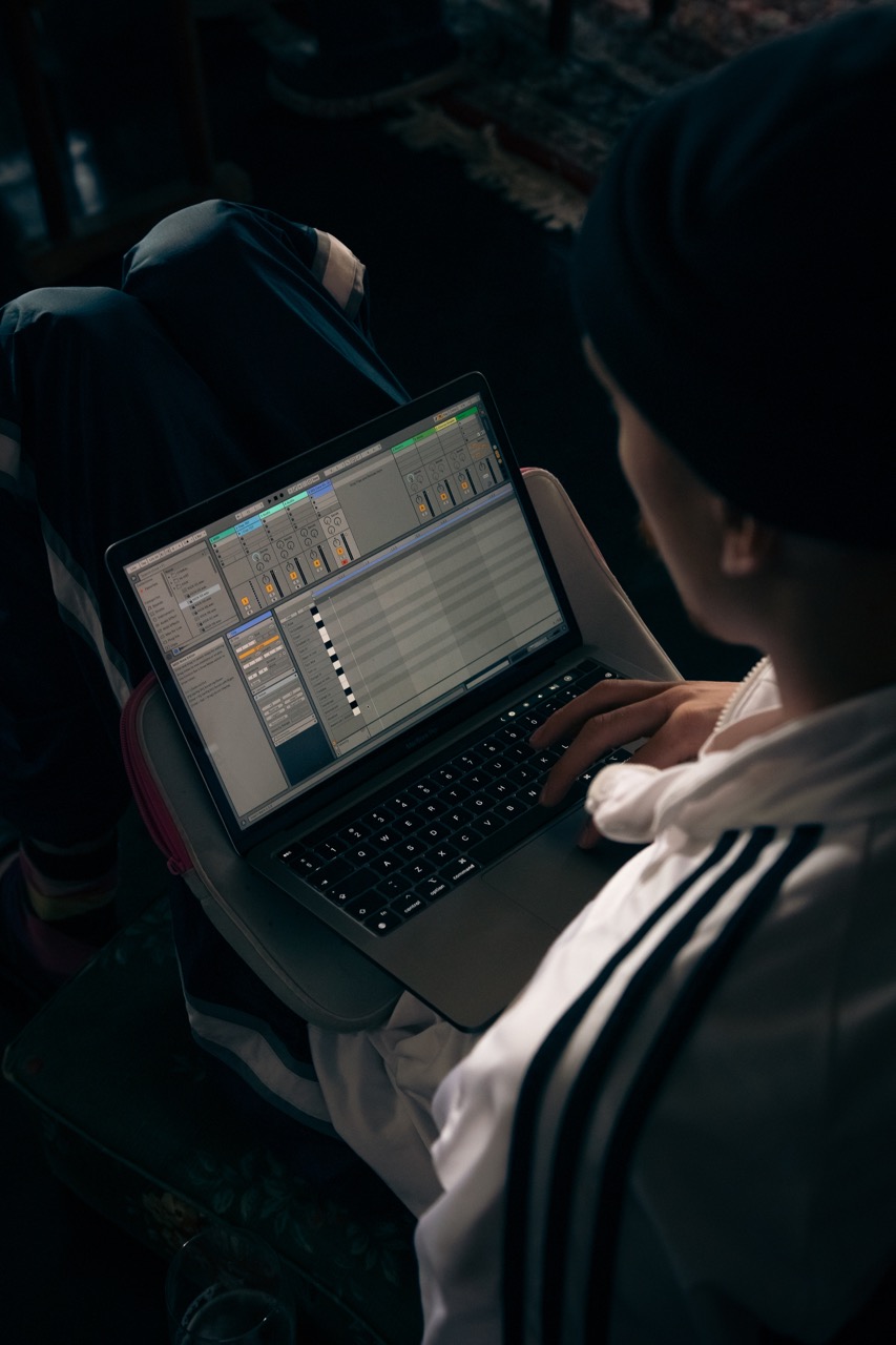 producent podczas pracy w Ableton Live