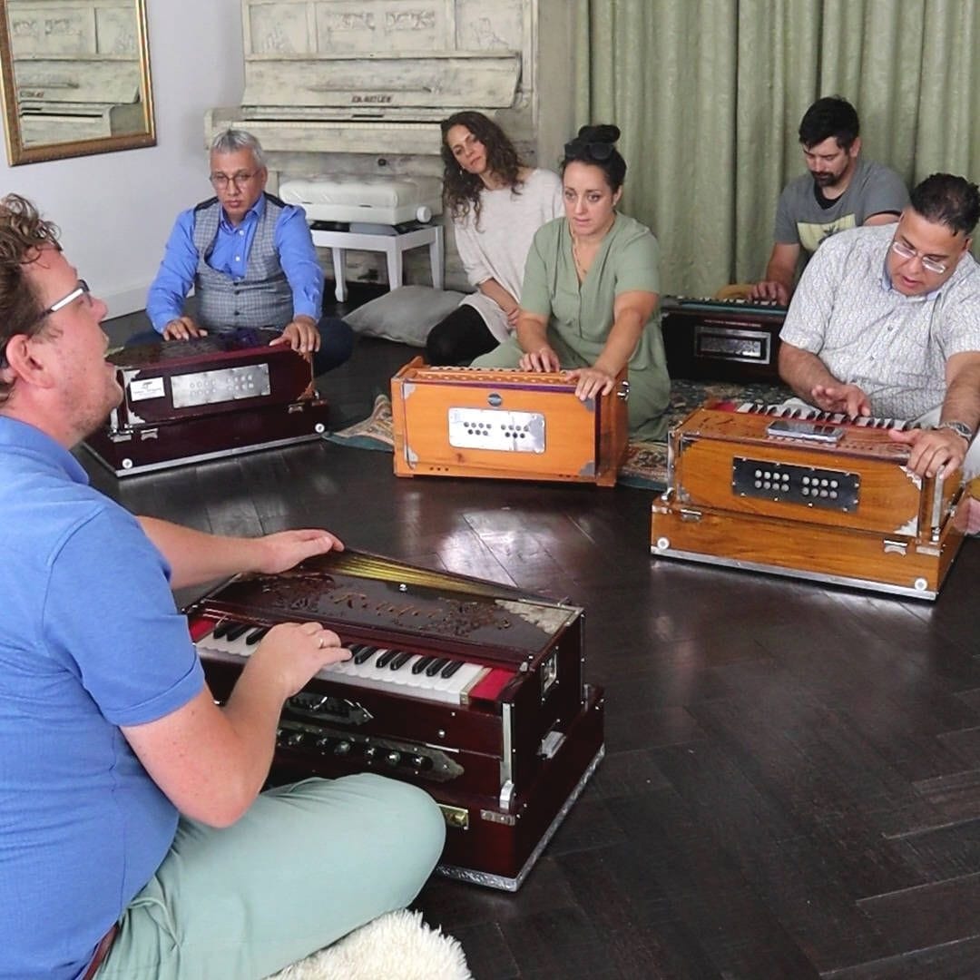 Learning the harmonium the right way