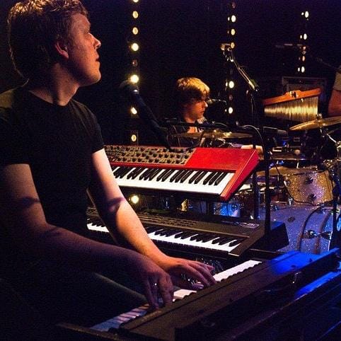 Kenny Clarys live on stage playing keys