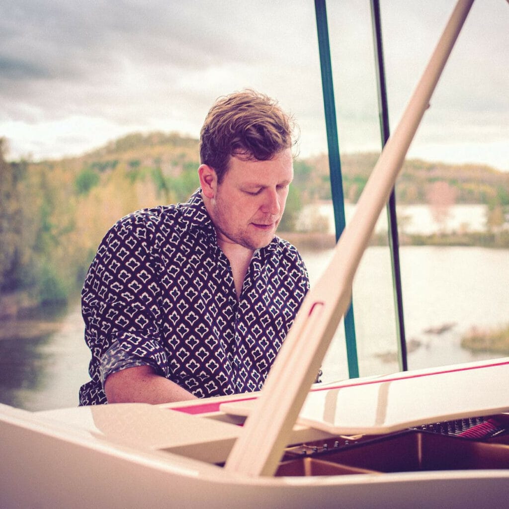 Kenny Clarys playing piano