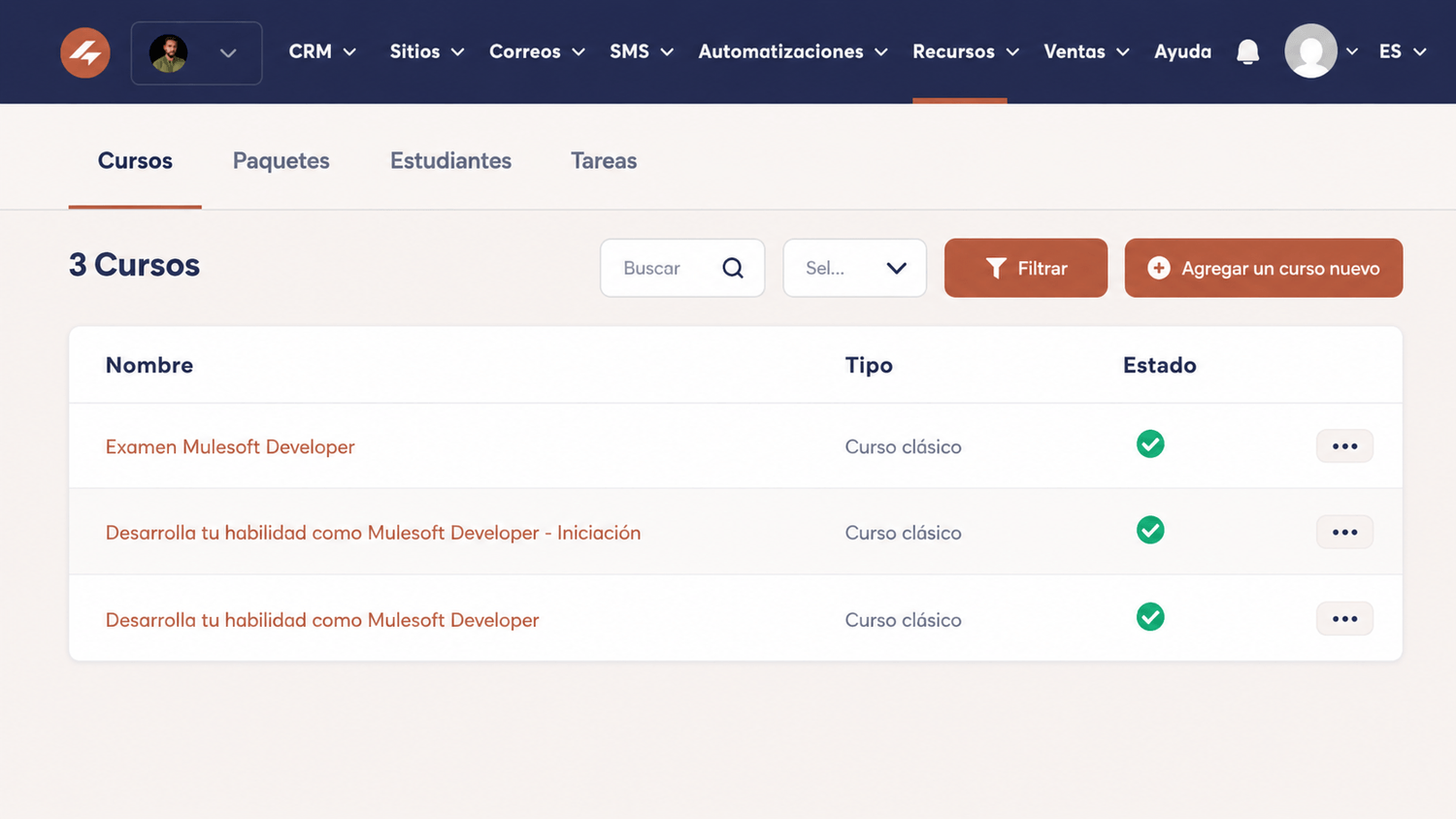 Panel del creador en LeadMatch Lab con tres cursos publicados, pestañas de Cursos, Paquetes, Estudiantes y Tareas, y botón coral Agregar un curso nuevo