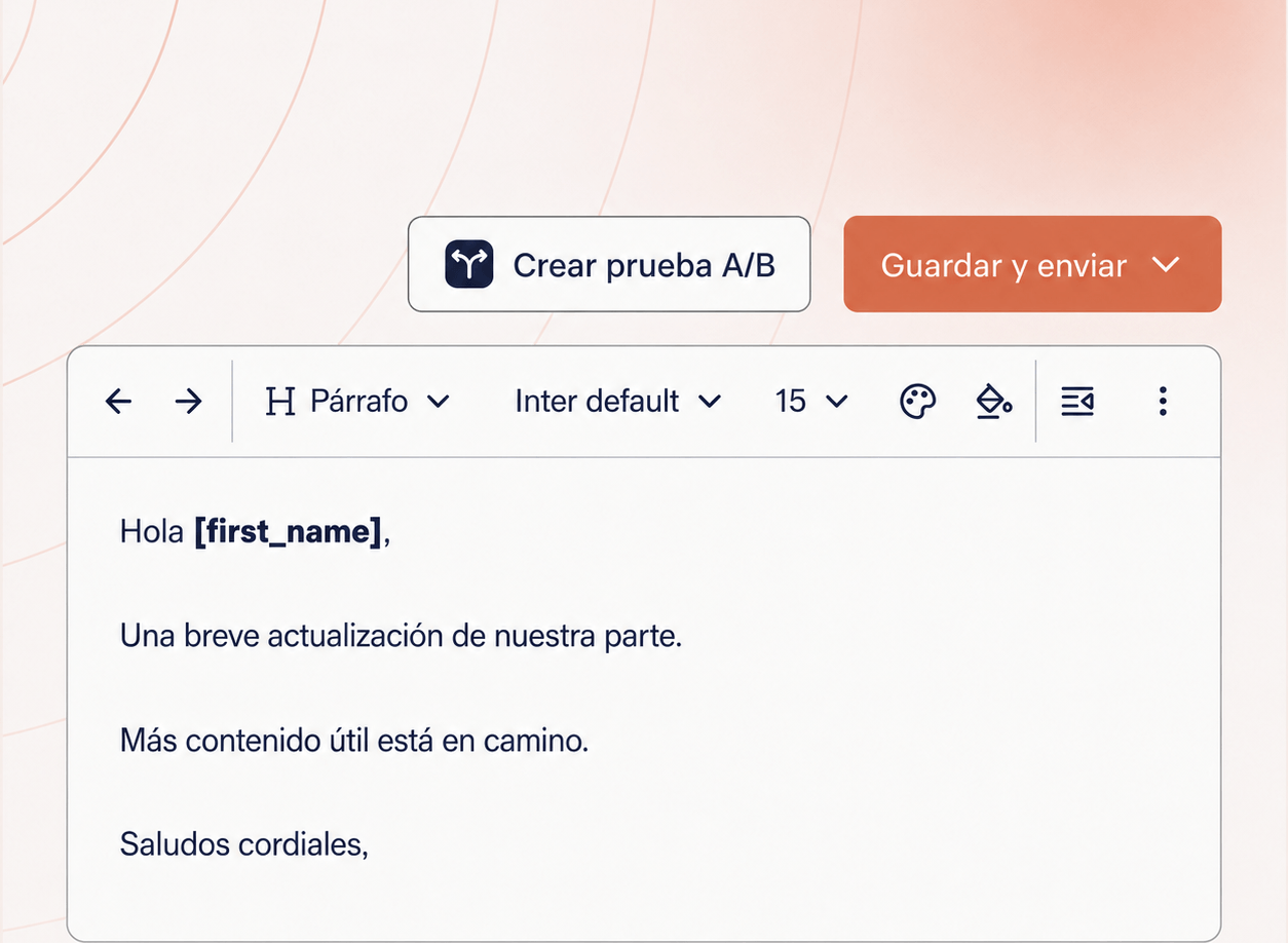 Editor con variables dinámicas del contacto insertadas en el cuerpo del email y vista previa renderizada con datos reales
