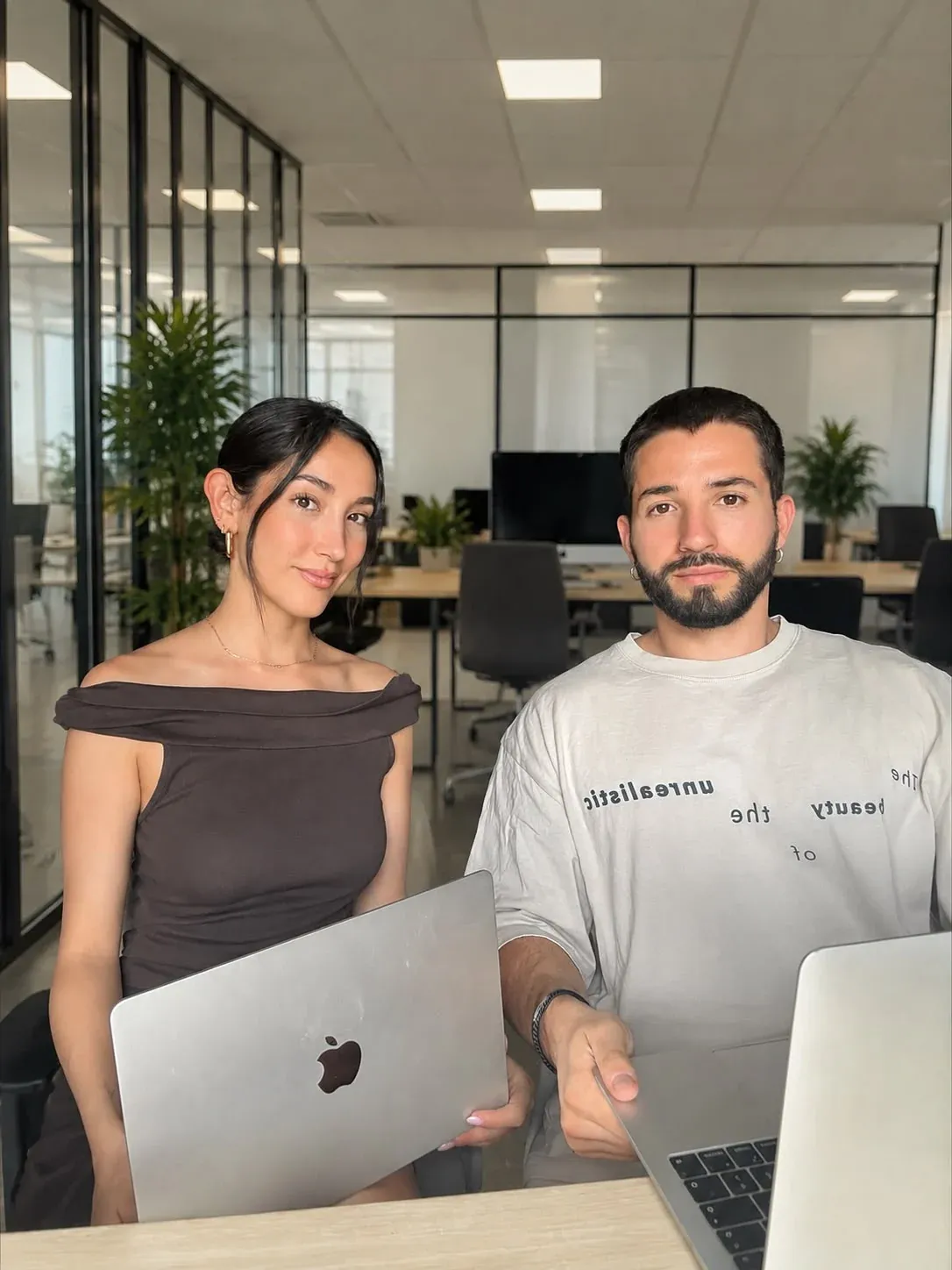 Carla y Alexander en la oficina